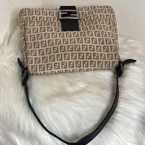 💯Authentic Fendi Shoulder Bag🍀 - Picture 9 of 17